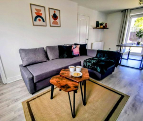 No 7 - Bright, Spacious 3 Bed Home with Parking & WiFi